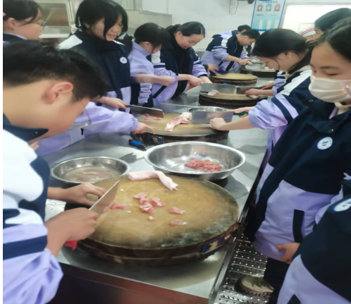 湘潭市十六中烹饪社团开课: 劳动教育新实践,学生厨艺展风采 湘潭市十六中烹饪社团开课: 劳动教育新实践,学生厨艺展风采