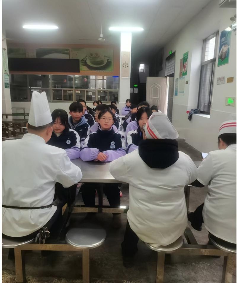 湘潭市十六中烹饪社团开课: 劳动教育新实践,学生厨艺展风采 湘潭市十六中烹饪社团开课: 劳动教育新实践,学生厨艺展风采