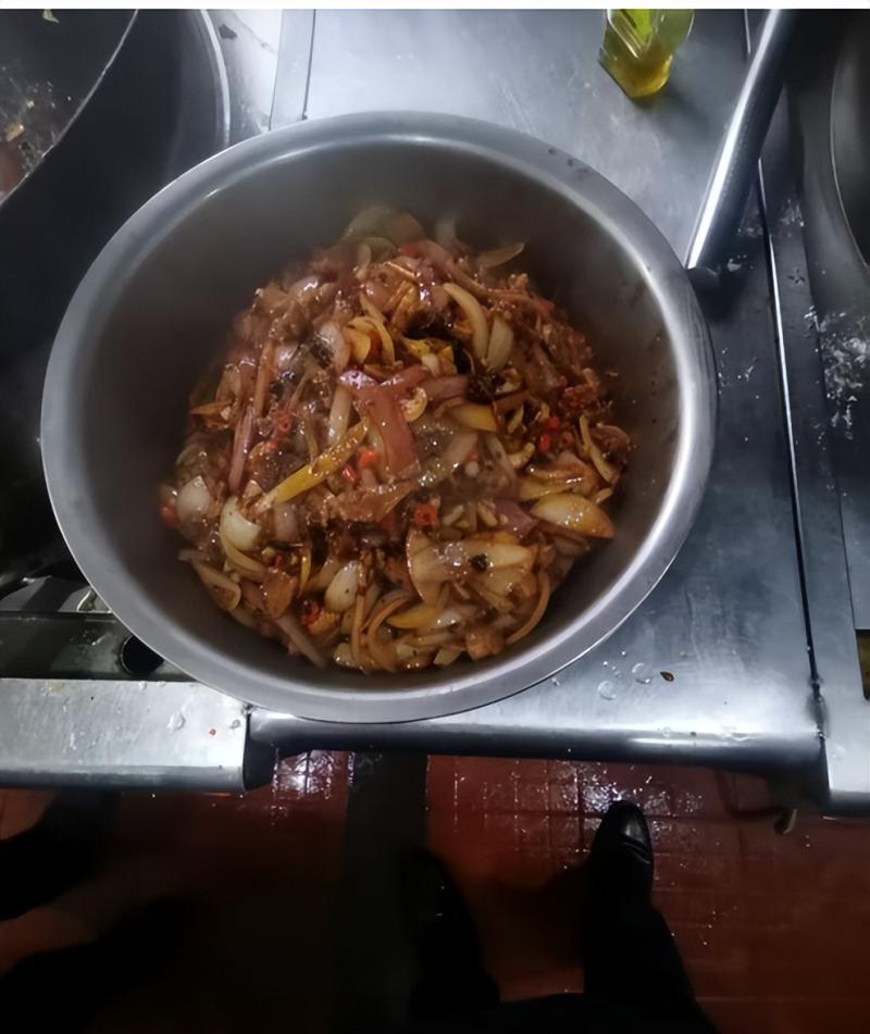 湘潭市十六中烹饪社团开课: 劳动教育新实践,学生厨艺展风采 湘潭市十六中烹饪社团开课: 劳动教育新实践,学生厨艺展风采