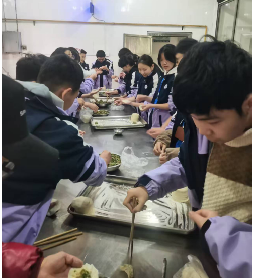 湘潭市十六中烹饪社团开课: 劳动教育新实践,学生厨艺展风采 湘潭市十六中烹饪社团开课: 劳动教育新实践,学生厨艺展风采