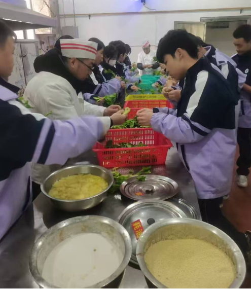 湘潭市十六中烹饪社团开课: 劳动教育新实践,学生厨艺展风采 湘潭市十六中烹饪社团开课: 劳动教育新实践,学生厨艺展风采