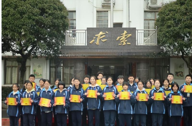 期考表彰展风采 青春扬帆逐梦行 ——湘潭市第十六中学举行九年级期考表彰大会 期考表彰展风采 青春扬帆逐梦行 ——湘潭市第十六中学举行九年级期考表彰大会