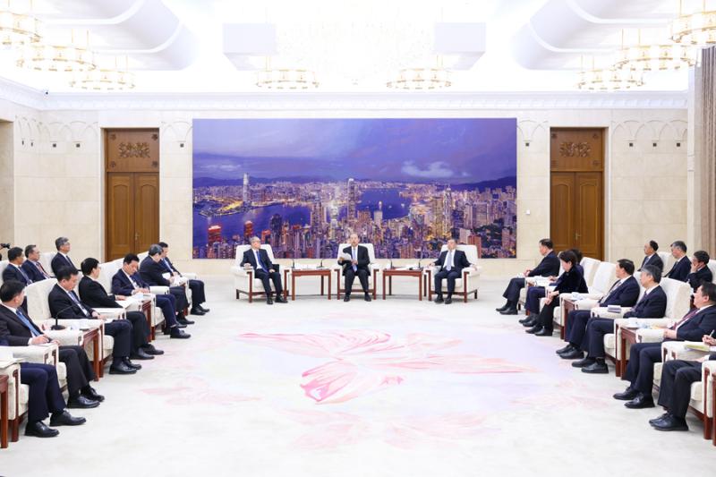 赵乐际看望参加十四届全国人大三次会议报道的新闻工作者