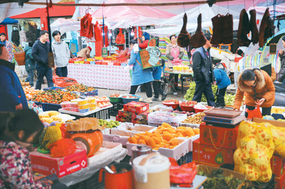 “千集万店”改造，新能源汽车、绿色智能家电下乡，信息消费兴起——咱村的“买买买”