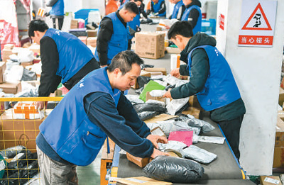 “千集万店”改造，新能源汽车、绿色智能家电下乡，信息消费兴起——咱村的“买买买”