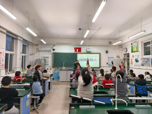 金融科普 智育少年——农行北京分行暖心服务行动进行时