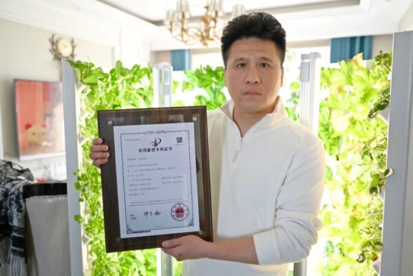 定州“80后”小伙在家把水培蔬菜种出了新花样