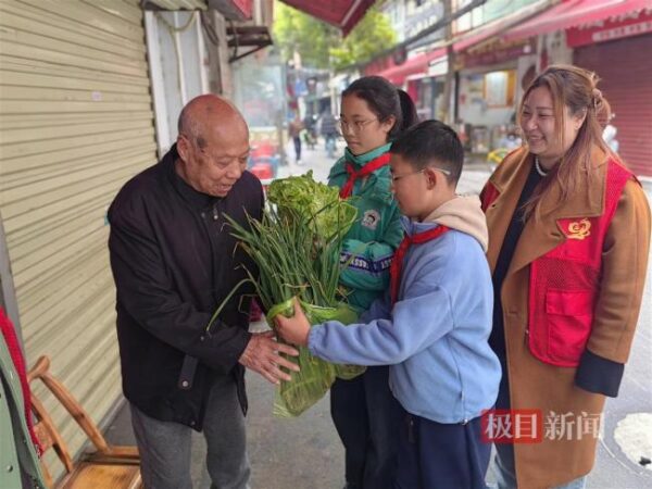校园农场播种忙，爱心蔬菜送邻里