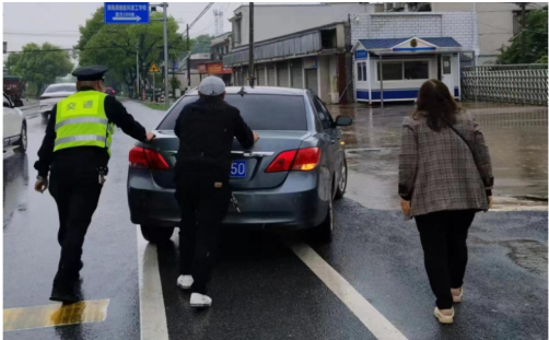 轿车行驶途中抛锚 湘潭交通执法人员冒雨合力推车、暖心助力 轿车行驶途中抛锚 湘潭交通执法人员冒雨合力推车、暖心助力