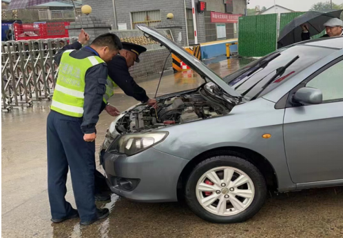 轿车行驶途中抛锚 湘潭交通执法人员冒雨合力推车、暖心助力 轿车行驶途中抛锚 湘潭交通执法人员冒雨合力推车、暖心助力