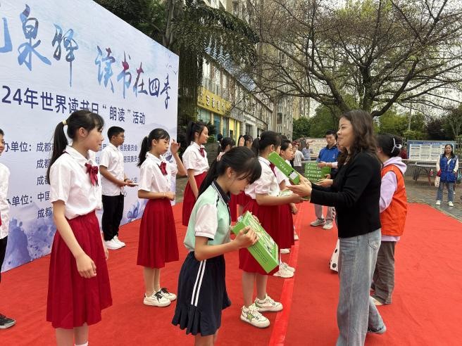 书香龙泉驿 读书在四季 ——永兴街社区世界读书日“朗读”活动热闹开展