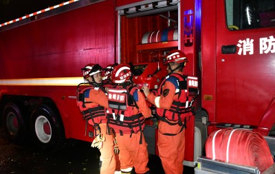 深夜暴雨突袭麒麟城 曲靖消防紧急出动 为民排涝抽水1500吨
