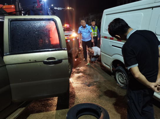 深夜一货车千里之外爆胎束手无策, 多亏湘潭交通执法人员热心奔忙 深夜一货车千里之外爆胎束手无策, 多亏湘潭交通执法人员热心奔忙