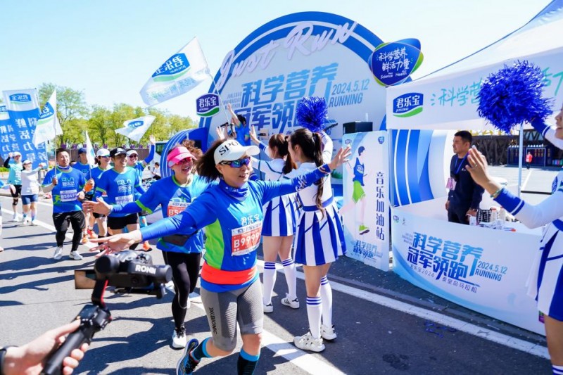为热爱奔赴山海 君乐宝助力秦皇岛马拉松热力开跑