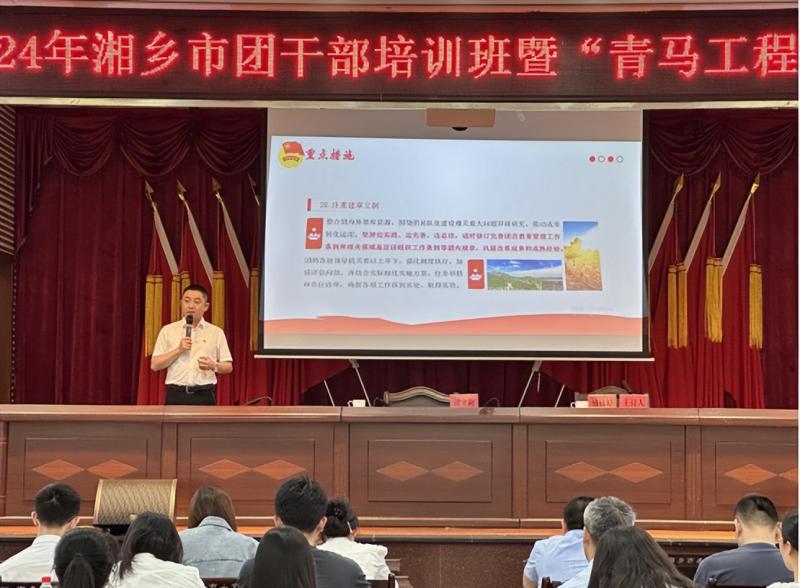 引领青年成长,凝聚青春力量 引领青年成长,凝聚青春力量