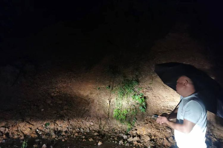 连夜协助4户村民转移避险!湘乡市开展地灾防治“敲门行动” 连夜协助4户村民转移避险!湘乡市开展地灾防治“敲门行动”