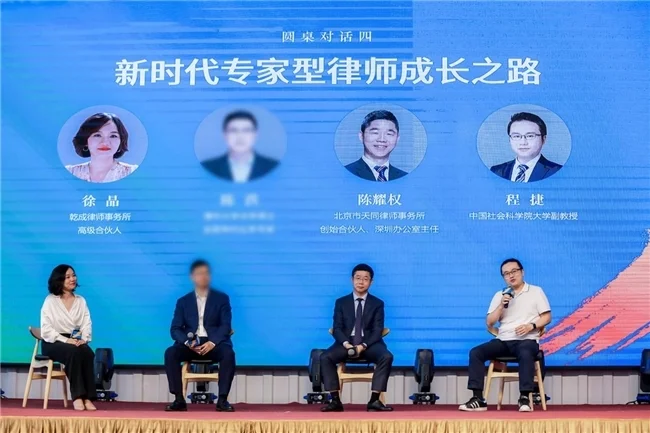 法律与黄沙的邂逅：新时代律师智慧的绽放