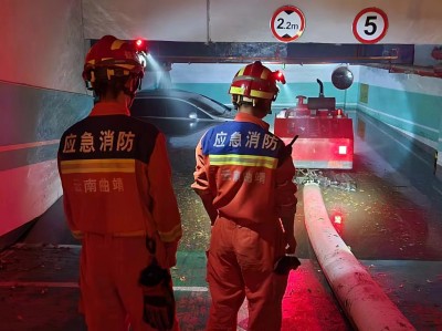 深夜暴雨突袭麒麟城 曲靖消防紧急出动 为民排涝抽水1500吨