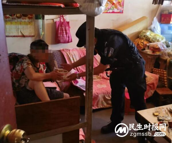 七旬老人摔伤骨折求助 特警热心化解家庭矛盾