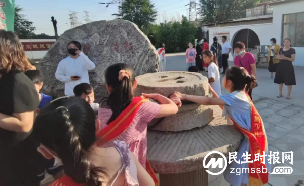 “浓浓粽香聚庭院 传统浸润庆六一”