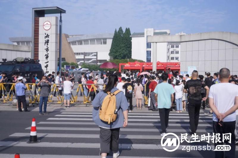 你只管乘风破浪 我为你保驾护航 你只管乘风破浪 我为你保驾护航