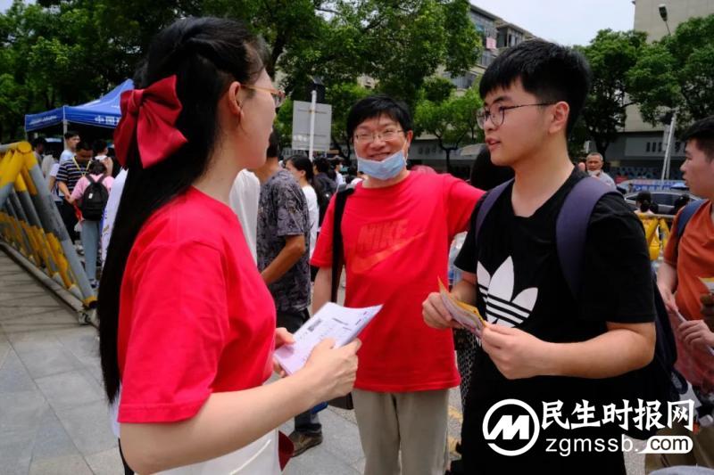 你只管乘风破浪 我为你保驾护航 你只管乘风破浪 我为你保驾护航