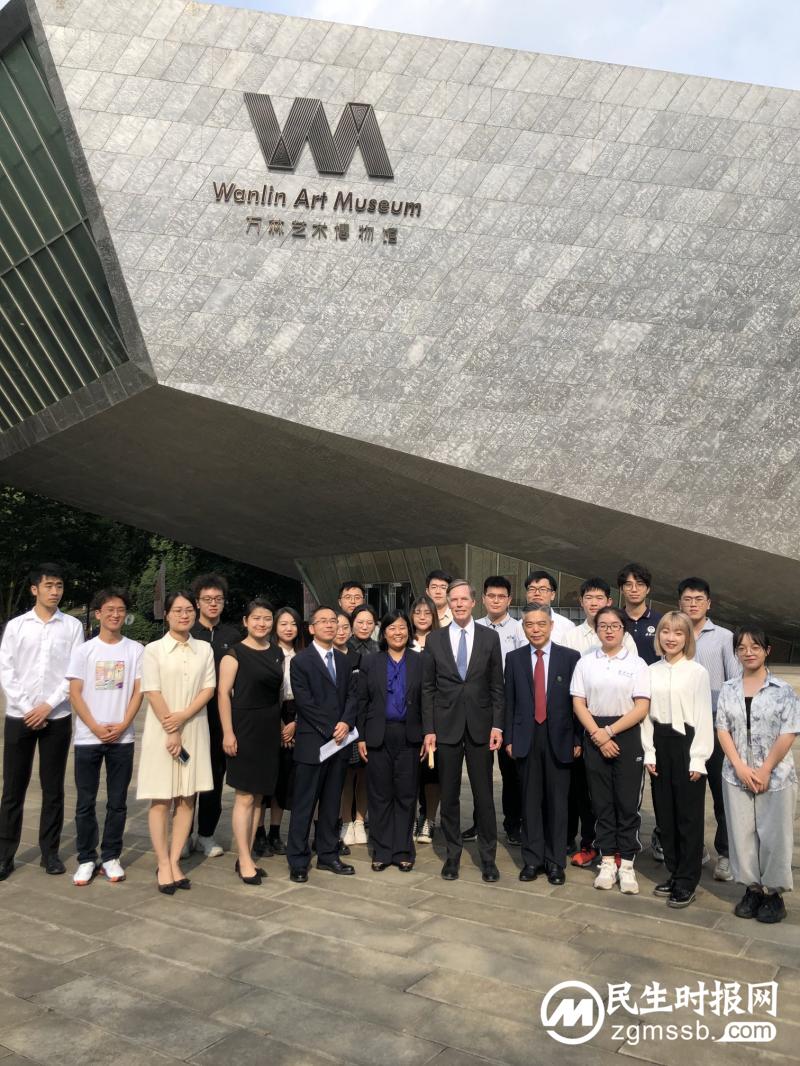 美国驻华大使乘坐“复兴号”:令人赞叹 美国驻华大使乘坐“复兴号”:令人赞叹