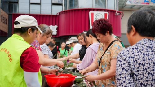 成都银行青白江华金大道支行携手华严社区居民 共庆端午佳节