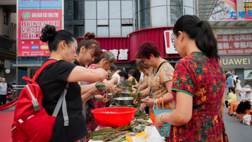 成都银行青白江华金大道支行携手华严社区居民 共庆端午佳节