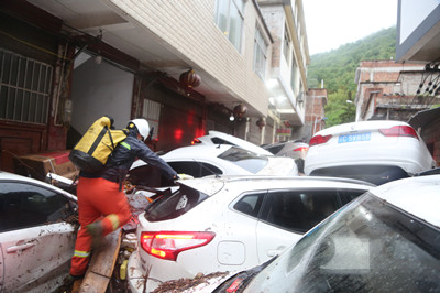 昭通市彝良县两河镇发生内涝 消防救援队伍疏散转移356名学生