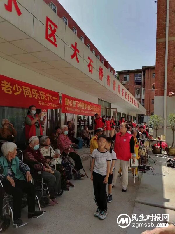 河南：今天哪里去？到社区与老人一起欢度六一