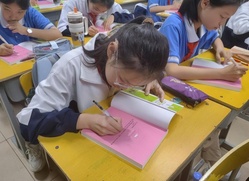 书香悠远传真情 湘吐共筑知识桥 —— 湘潭市第十六中学向新疆吐鲁番市高昌区葡萄沟镇洋沙中学捐书活动 书香悠远传真情 湘吐共筑知识桥 —— 湘潭市第十六中学向新疆吐鲁番市高昌区葡萄沟镇洋沙中学捐书活动