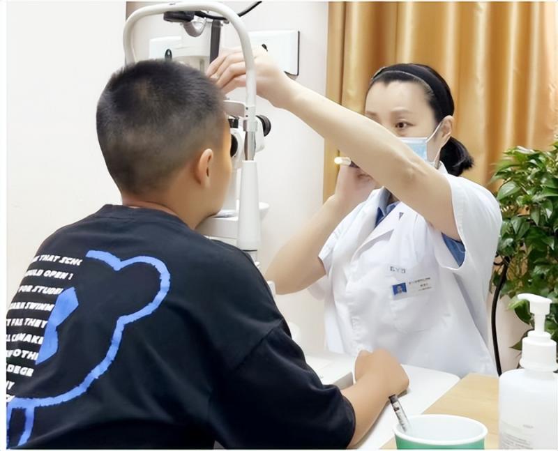 近视成运动“拦路虎”,“足球少年”只能放弃足球吗? 近视成运动“拦路虎”,“足球少年”只能放弃足球吗?