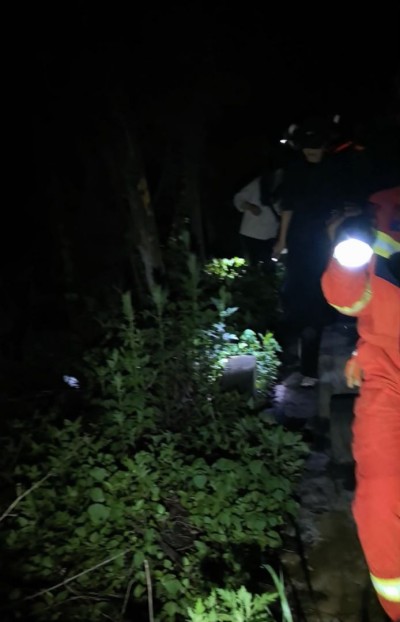 盘龙消防快速营救长虫山迷失人员