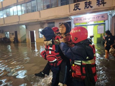 暴雨突袭 昭通消防紧急出动 救援疏散被困群众50余人