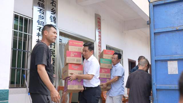 湖南凤凰教育集团捐赠爱心物资助力抗洪救灾 湖南凤凰教育集团捐赠爱心物资助力抗洪救灾