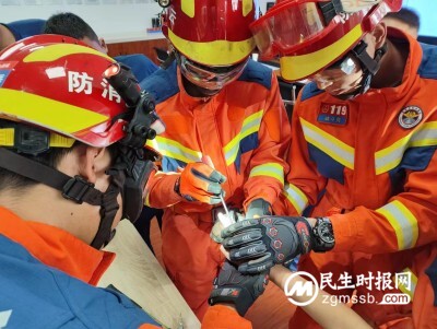 萌娃被刀孔“咬手”，弥勒消防员温柔助其“脱困”