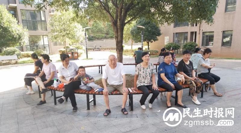 心连心走基层、面对面解难题 | “爱心”长椅来了,和谐小区更和谐了 心连心走基层、面对面解难题 | “爱心”长椅来了,和谐小区更和谐了