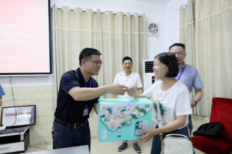 【中心医院·医者红】心系老干部,高温送“清凉” 【中心医院·医者红】心系老干部,高温送“清凉”
