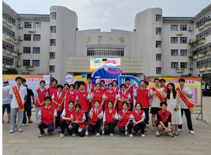 以“心”迎新,共赴新程——湘潭市第一中学开展2024级迎新志愿服务活动 以“心”迎新,共赴新程——湘潭市第一中学开展2024级迎新志愿服务活动