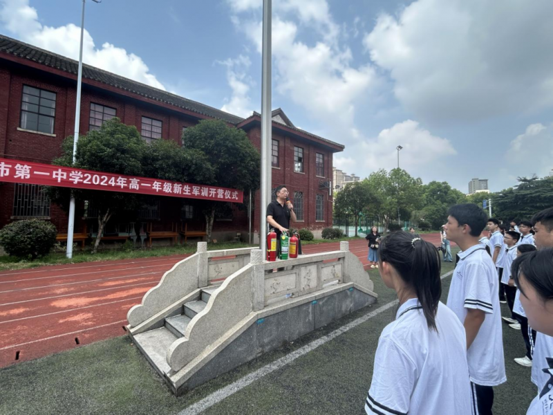 安全教育不放松,新生演练展风采 安全教育不放松,新生演练展风采