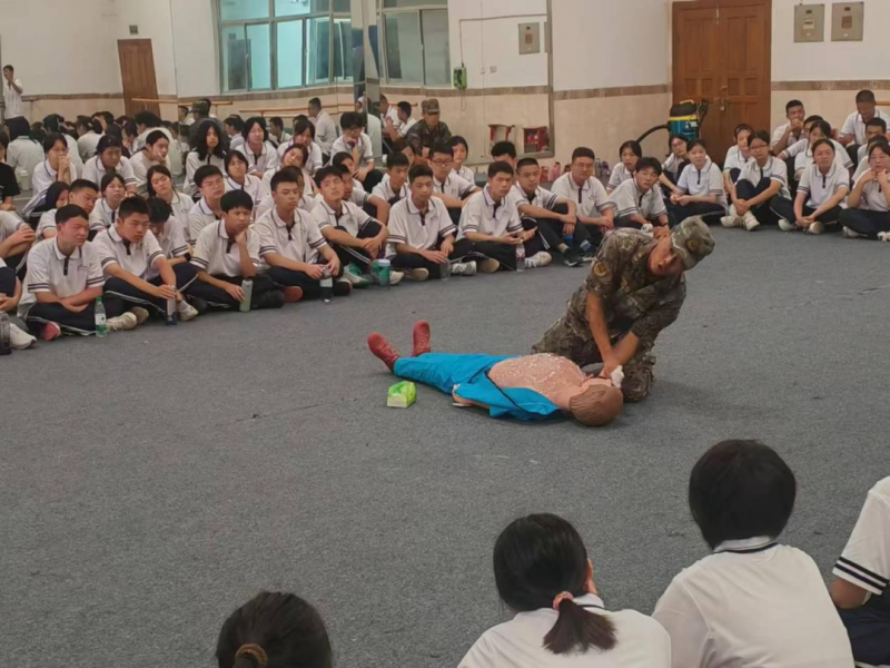 安全教育不放松,新生演练展风采 安全教育不放松,新生演练展风采