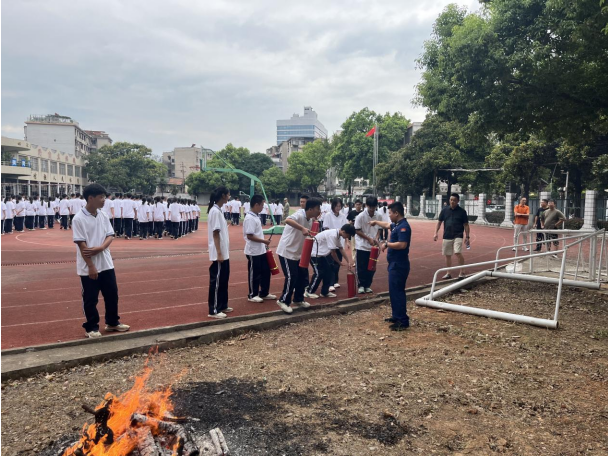 消防知识进校园,开启平安开学季 ——湘潭市第二中学2024年下学期高一年级消防知识讲座 消防知识进校园,开启平安开学季 ——湘潭市第二中学2024年下学期高一年级消防知识讲座