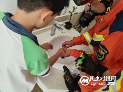 萌娃被刀孔“咬手”，弥勒消防员温柔助其“脱困”