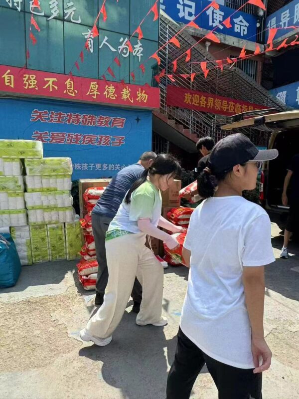 残疾爱心人士 接近传递爱心