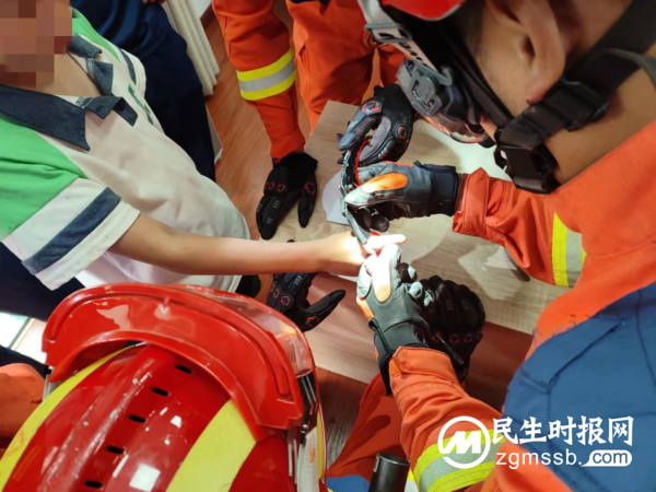 萌娃被刀孔“咬手”，弥勒消防员温柔助其“脱困”