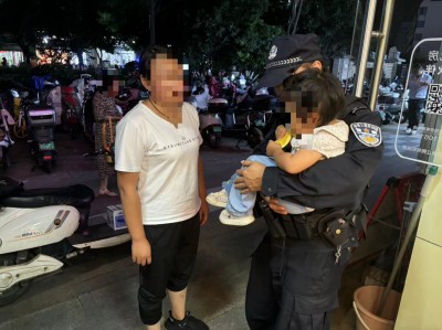 2岁萌娃走失独坐路边 警民联手帮忙找家长