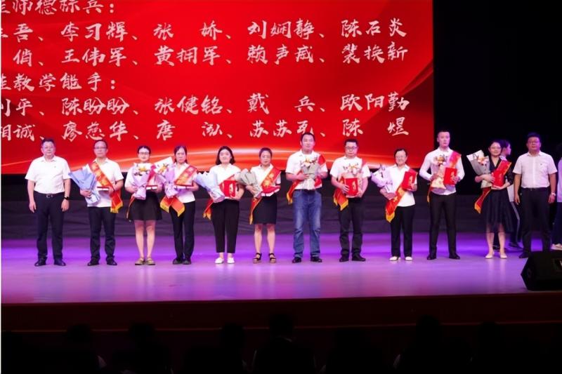 扬帆远航启新篇,踏浪前行谱华章 ——湘潭市第二中学2024年秋季开学典礼暨庆祝第四十个教师节活动 扬帆远航启新篇,踏浪前行谱华章 ——湘潭市第二中学2024年秋季开学典礼暨庆祝第四十个教师节活动