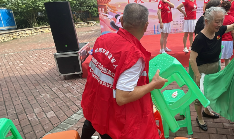 载歌载舞学反诈 成都银行西延线支行携手金泉街道共庆中秋