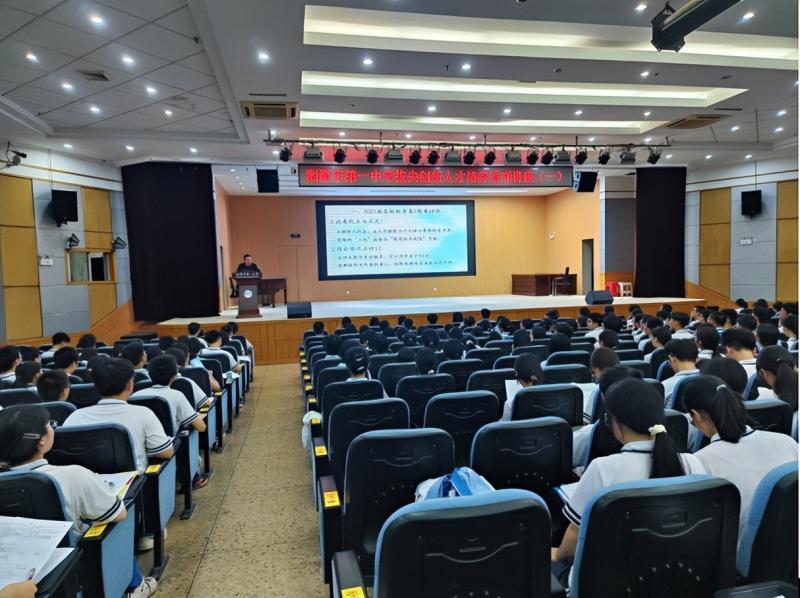 名师进校启迪思维,让素养落在实处 ——长郡中学语文专家马继德来校指导高考作文 名师进校启迪思维,让素养落在实处 ——长郡中学语文专家马继德来校指导高考作文